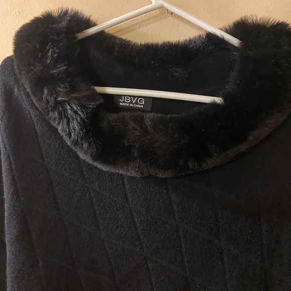 JBVG black Cape/poncho with faux fur trim - NWT - Picture 3 of 9